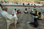 کلاس های درس کودکان فقیر پاکستانی در پارک