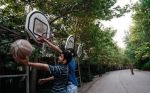 بازی بسکتبال نوجوانان در پارک های شمالی شهر تهران