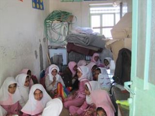 دانش آموزانی که در انبار درس می خوانند 10 سال اجاره نشینی مدرسه عمار یاسر