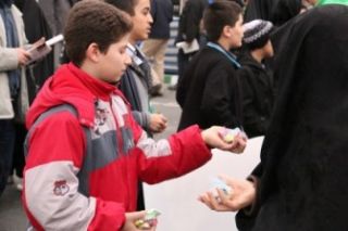 هدیه شکلات به همشهریان در روز راهپیمایی 22 بهمن