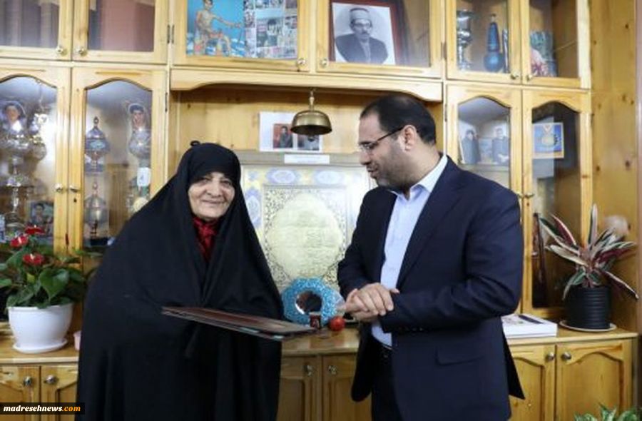 وزیر آموزش و پرورش با خانواده شهید دانش‌آموز «سعید طوقانی» دیدار کرد